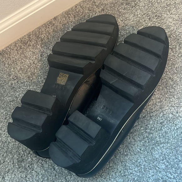 DKNY ‘Alley’ Leather Pointed Toe Loafer Gold Trim - Picture 7 of 9